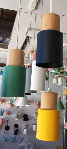 Moderne Zylinderlampe mit integrierter LED, schafft stimmungsvolle Innenbeleuchtung im Wohn-Essbereich.