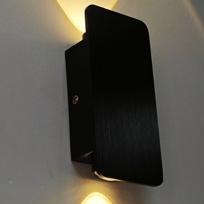 Minimalistische LED Wandleuchte in Kaffeefarbe. Modernes Design mit neutralweißem Licht für eine stilvolle Atmosphäre.