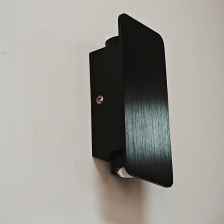 Hochwertige minimalistische LED Wandleuchte aus schwarzem Metall. Schlichtes, langlebiges Design, ideal für Wohnbereiche.