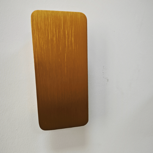 Weiße minimalistische LED Wandleuchte. Modernes Design mit indirektem warmem Licht für gemütliche und stilvolle Räume.