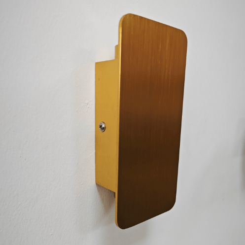 Stilvolle goldene LED Wandleuchte mit weißem Licht. Schlankes, modernes Design für zeitgemäße Innenräume und Akzentbeleuchtung.