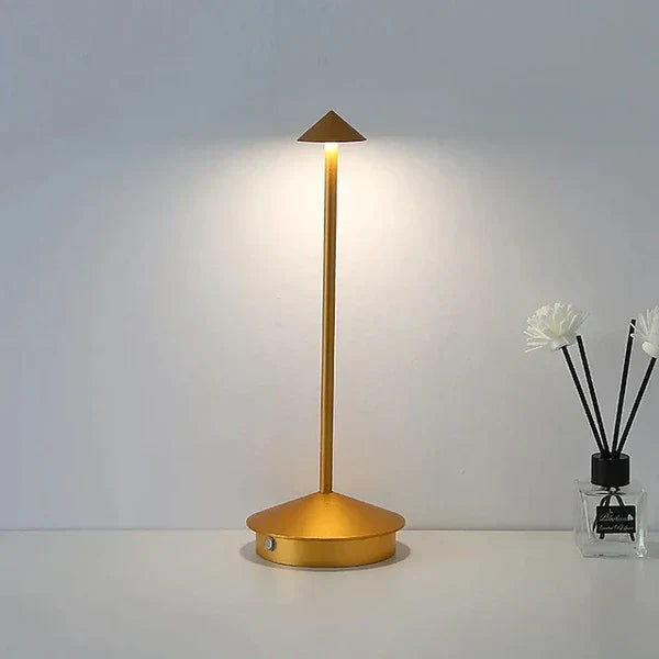 Moderne, minimalistische LED-Dekolampe aus gebürstetem Aluminium, kabellos für stilvolle Akzentbeleuchtung.