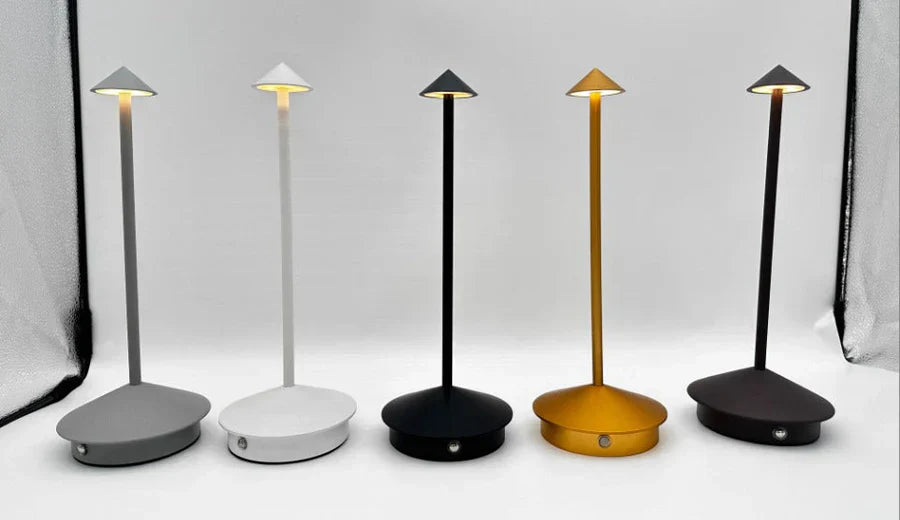 Sanft leuchtende, minimalistische LED-Ambienteleuchte schafft eine entspannte Stimmung im Raum, ideal für Ruhezonen.