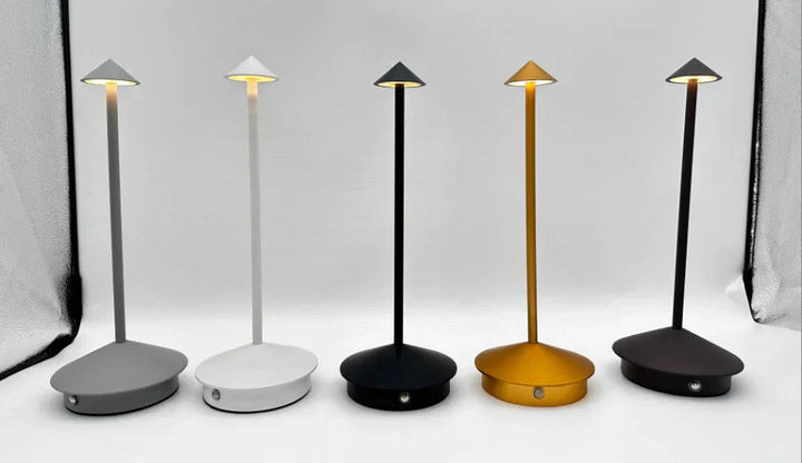 Sanft leuchtende, minimalistische LED-Ambienteleuchte schafft eine entspannte Stimmung im Raum, ideal für Ruhezonen.