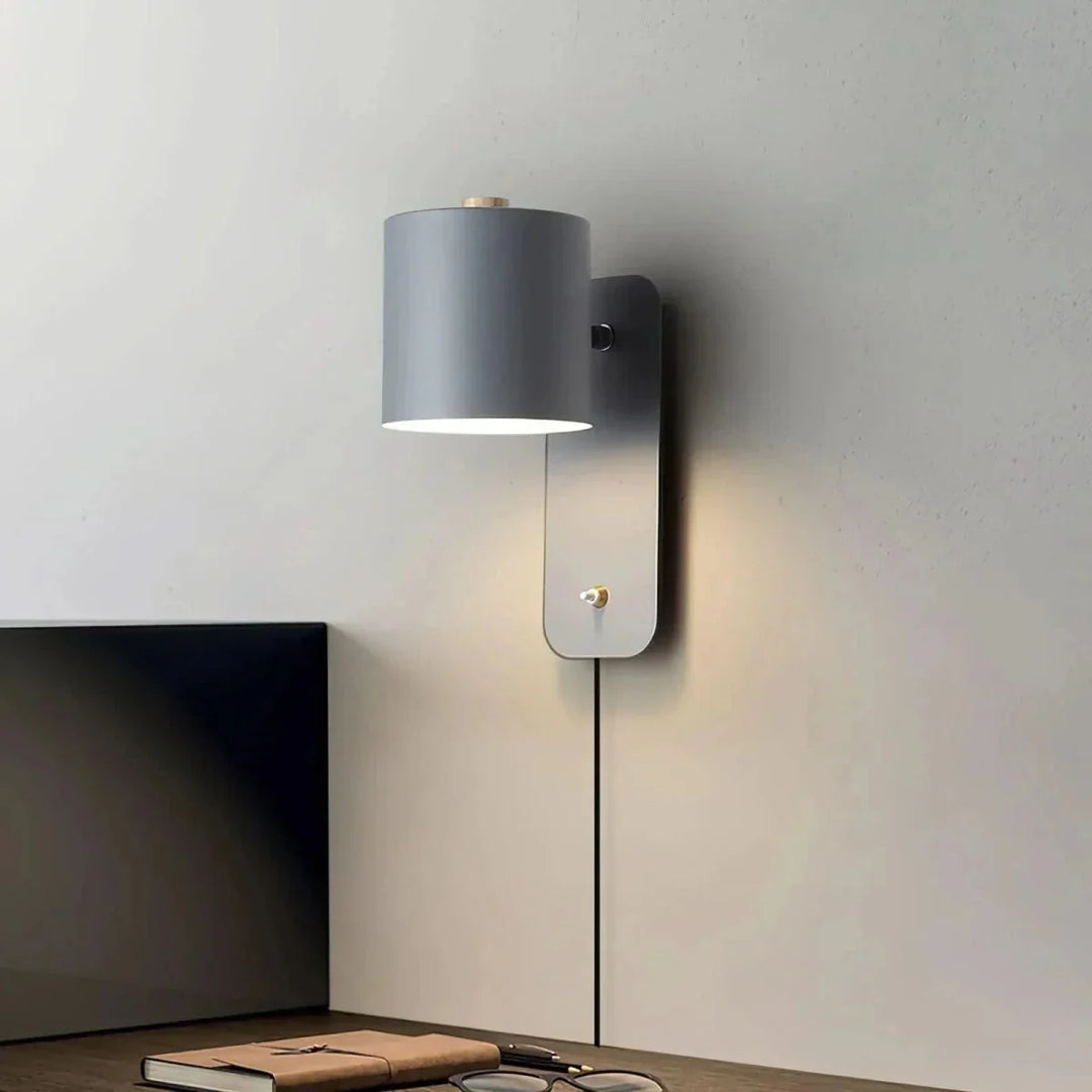 Minimalistische Wandlampe mit Stecker für flexible Beleuchtung. Ideal für modernes Zuhause.