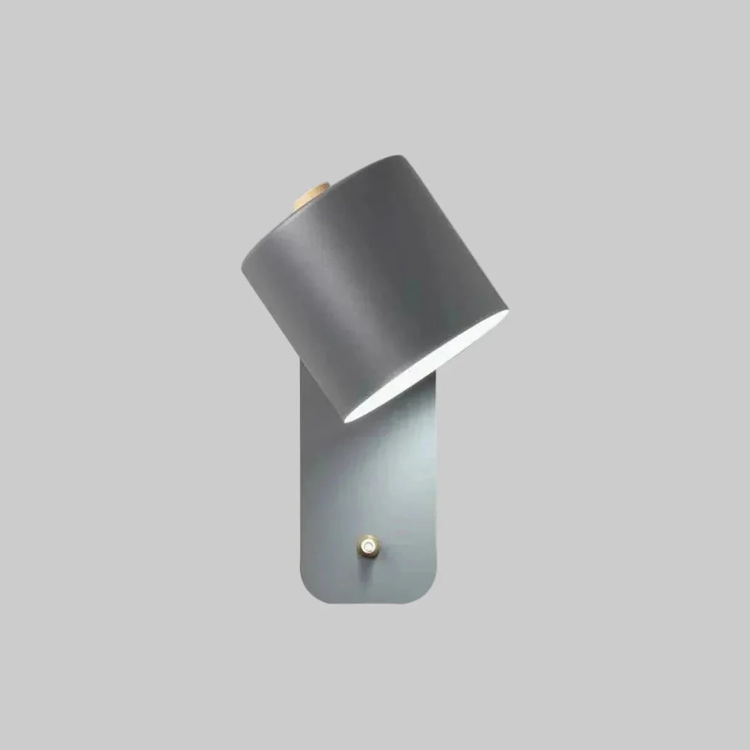 Stilvolle Wandlampe mit Stecker für flexibles Licht im Wohnzimmer. Modernes Design.