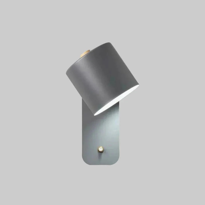 Stilvolle Wandlampe mit Stecker für flexibles Licht im Wohnzimmer. Modernes Design.
