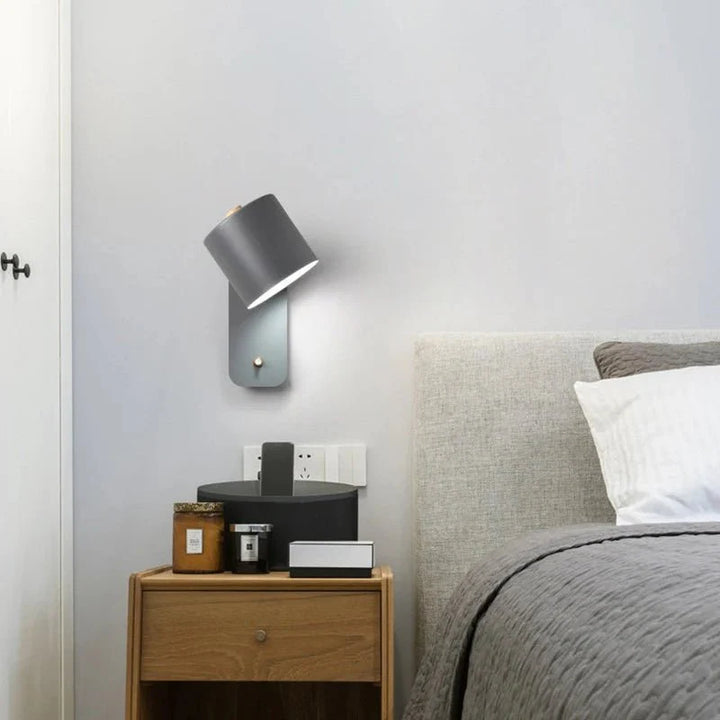 Moderne Stecker-Wandleuchte, minimalistisches Design, perfekt für Schlafzimmer oder Wohnzimmer.