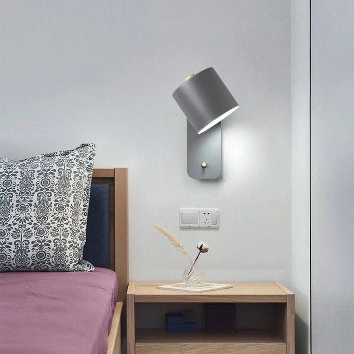 Minimalistische Leselampe mit Stecker, ideal für gemütliche Abende im Schlafzimmer.