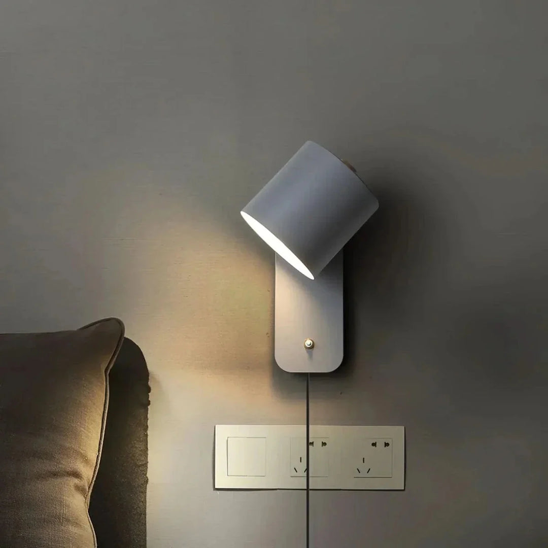 Schlichte Design Wandlampe mit Stecker, vielseitig für jede moderne Einrichtung.