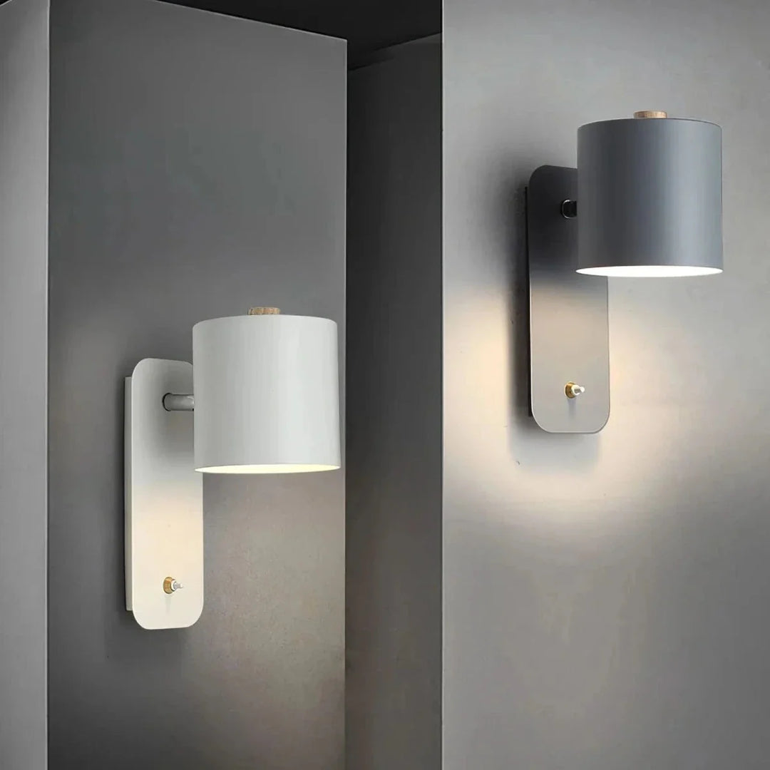 Weiße Wandleuchte mit Stecker, minimalistisch, einfache Installation im Wohnzimmer.