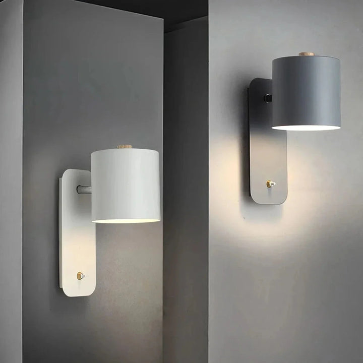Weiße Wandleuchte mit Stecker, minimalistisch, einfache Installation im Wohnzimmer.