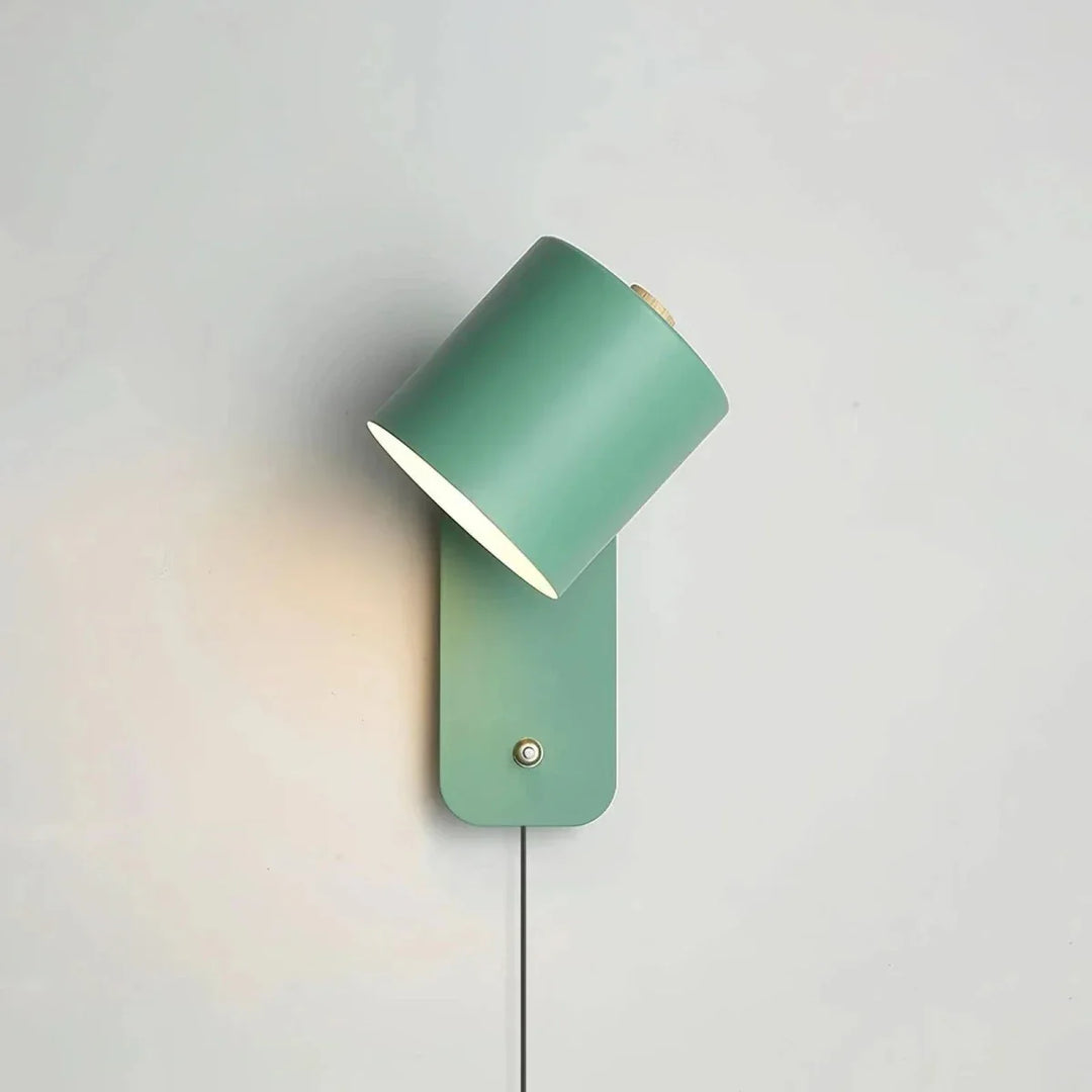 Zeitgemäße Wandlampe mit Stecker, energieeffizientes Licht für Schlaf- oder Arbeitszimmer.