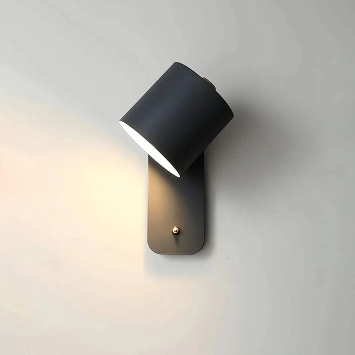 Minimalistische Innenleuchte mit Stecker, schafft angenehmes Akzentlicht im modernen Zuhause.