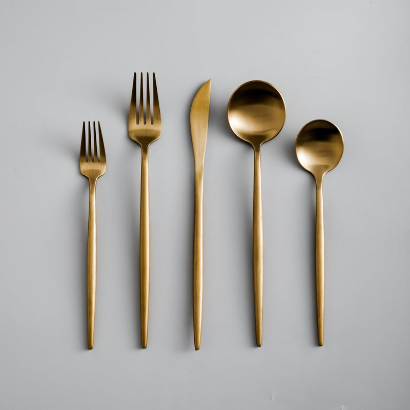 Minimalistisches Besteckset in Matt-Silber für moderne Tischkultur. Eleganz für Ihren Esstisch.