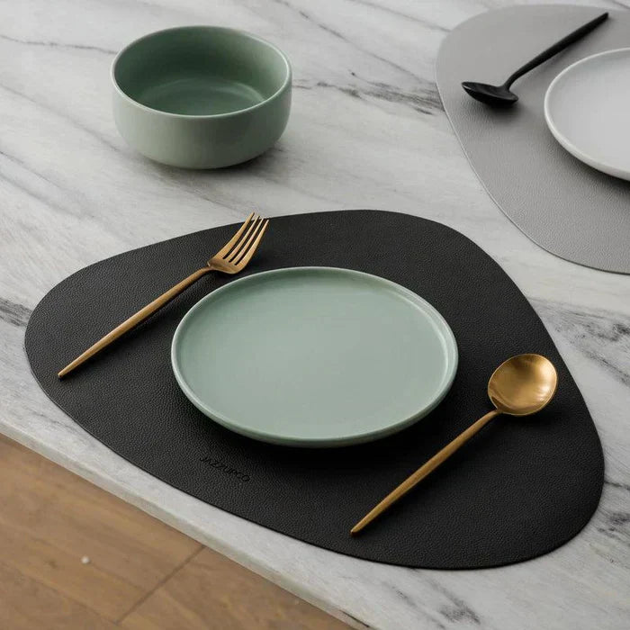 Elegantes matt-schwarzes Besteckset, minimalistisch und modern. Perfekt für stilvolle Küchen.