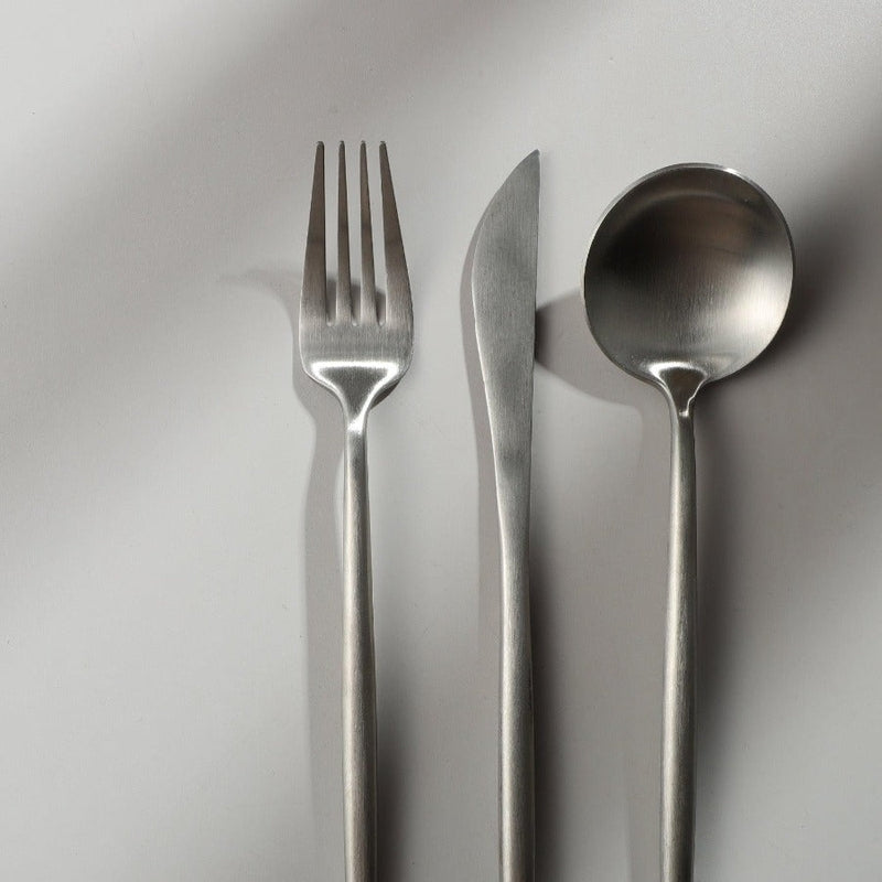 Silbernes minimalistisches Besteck mit feinen Reflektionen. Edles Essbesteck für moderne Haushalte.