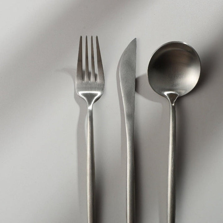 Silbernes minimalistisches Besteck mit feinen Reflektionen. Edles Essbesteck für moderne Haushalte.