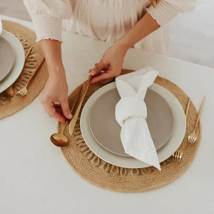 Elegante matt-goldene Tafelgabel. Teil eines hochwertigen, minimalistischen Bestecksets für Ihre Küche.