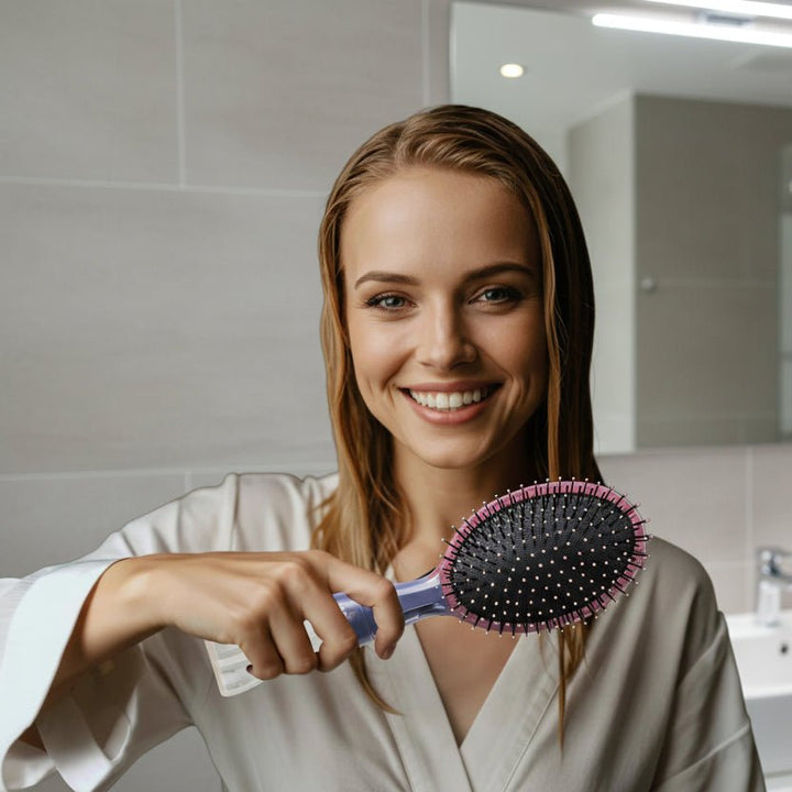 Detailaufnahme der MISTBRUSH Entwirrbürste, perfekt für nasses und trockenes Haar. Sanfte Borsten.