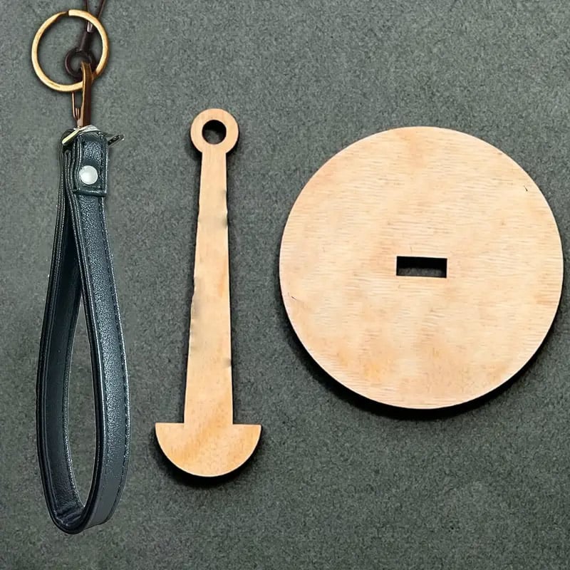 Handgefertigter mobiler Garnhalter aus Holz und Leder für Stricker, einfaches Garnmanagement.
