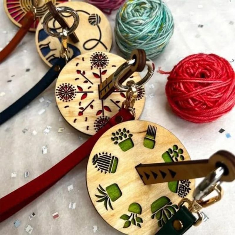 Portabler Wollhalter für Strickzubehör, elegantes Design aus Holz und Leder, Garnmanagement.