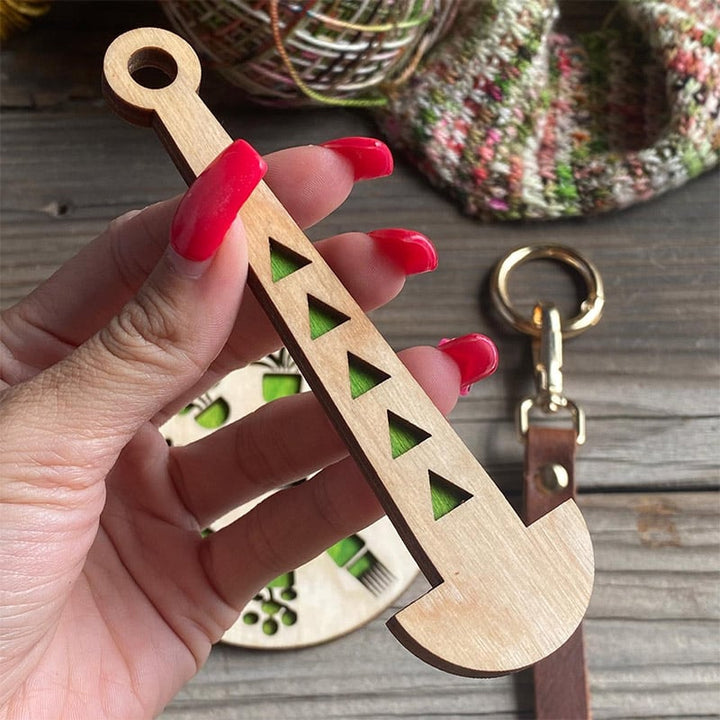 Eleganter mobiler Wollhalter aus Holz & Leder, robust & praktisch für alle Stricker.