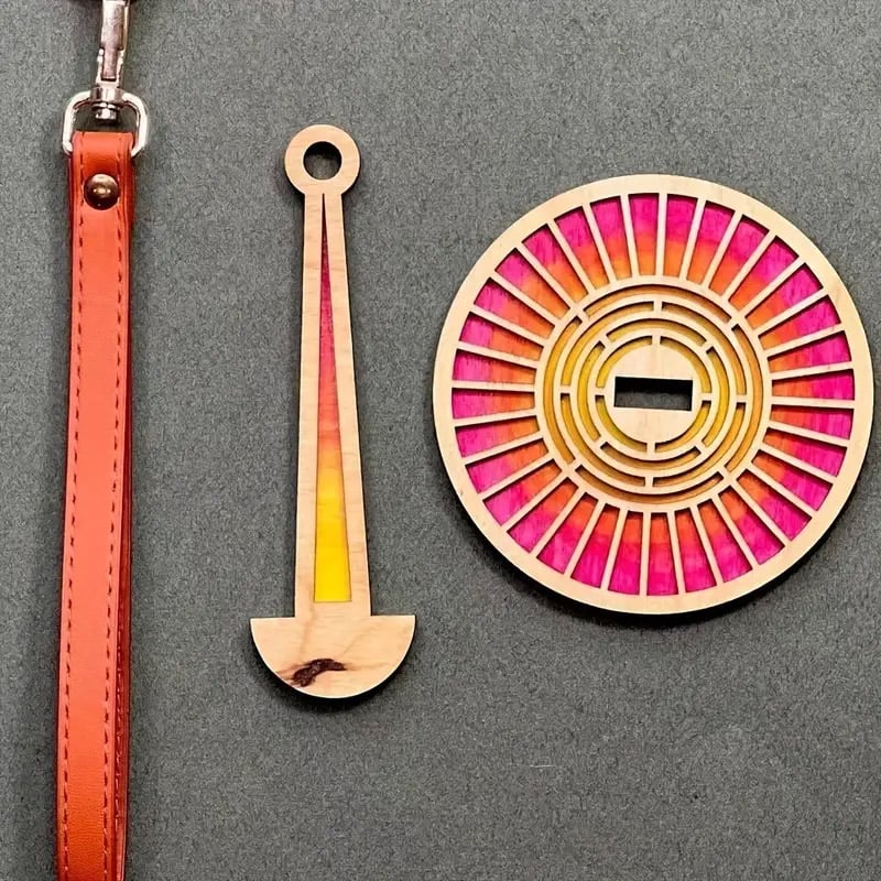 Stylischer Wollhalter aus Holz & Leder, handgefertigt, für Stricker, verhindert Garnverwicklung.