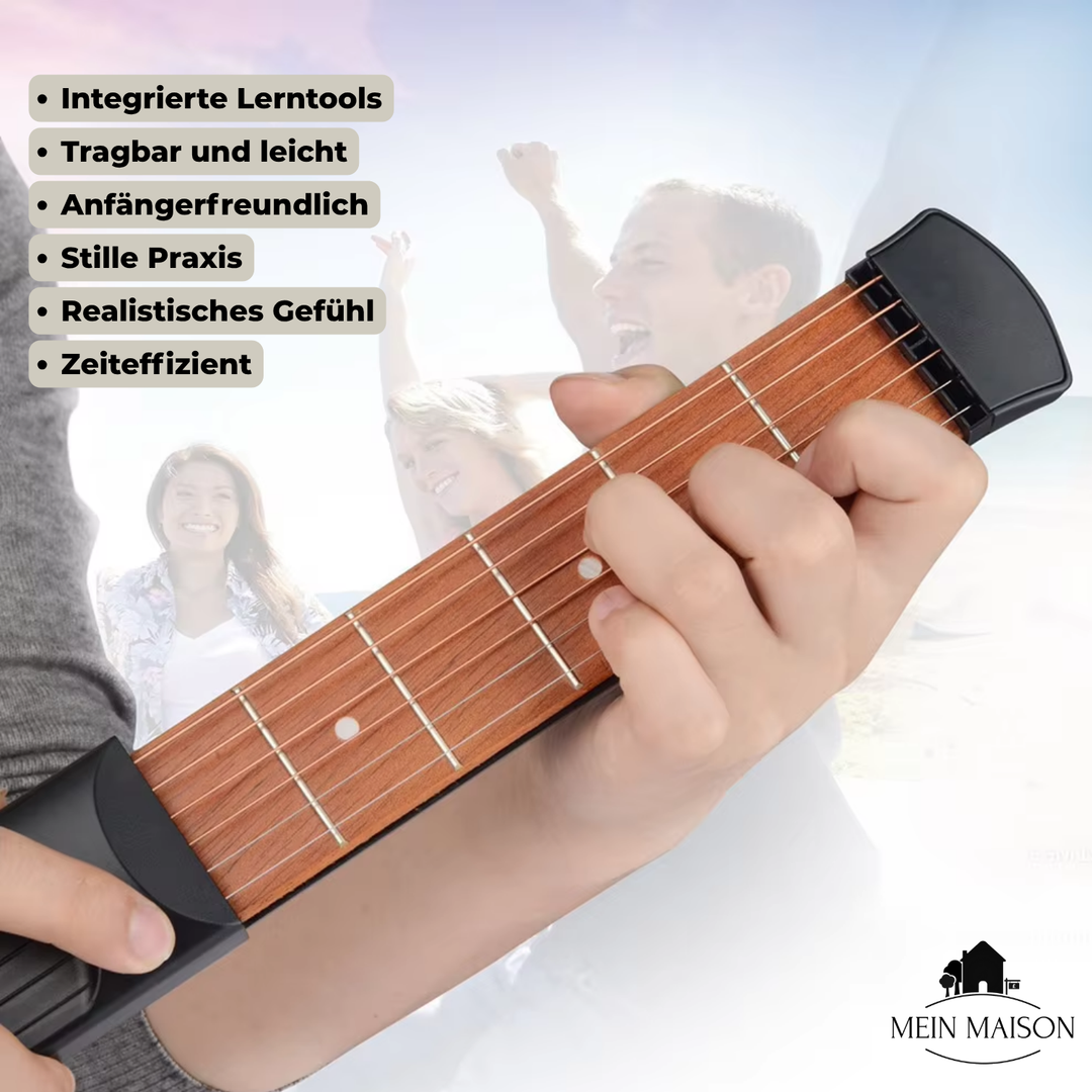 Kompakter Gitarren-Trainer in der Hand, ideal für Reise & tägliches Akkord-Lernen.
