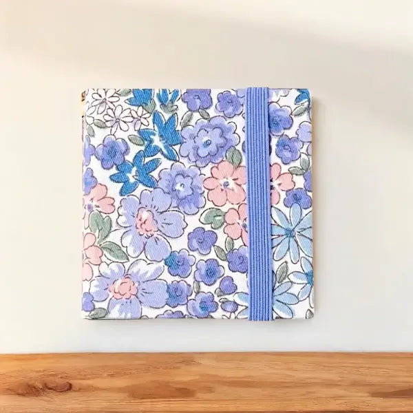 Geöffnetes Aquarell-Malset mit 24 lebendigen Farben und Pinsel, ideal für Malerei unterwegs.