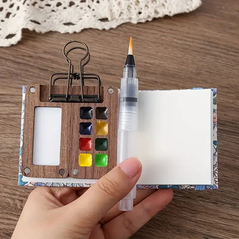 Kind malt mit dem mobilen 24-Farben Aquarell-Malset, perfekt für Kinder & Kreativität.