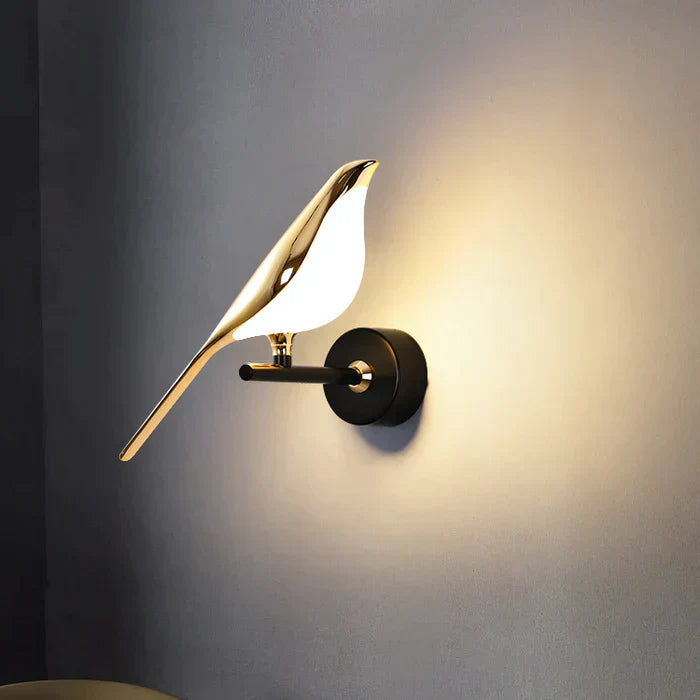Modern goldene Vogel Wandlampe für stimmungsvolle LED-Beleuchtung im Wohnzimmer.