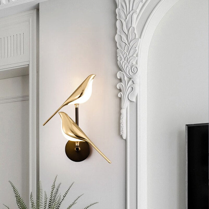 Einzigartige Vogel LED-Wandleuchte in Gold, modern für stilvolle Innenbeleuchtung im Wohnbereich.
