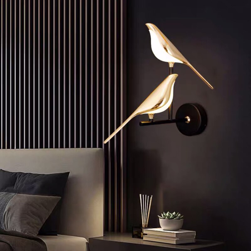 Dekorative goldene Vogel Designlampe, moderne Wandbeleuchtung für ein elegantes Zuhause.