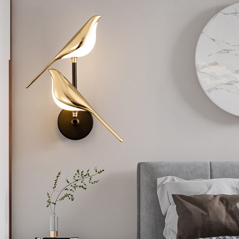 LED-Wandlampe in Vogelform, modern und goldfarben, perfekt für Wohnzimmer oder Flur Ambiente.