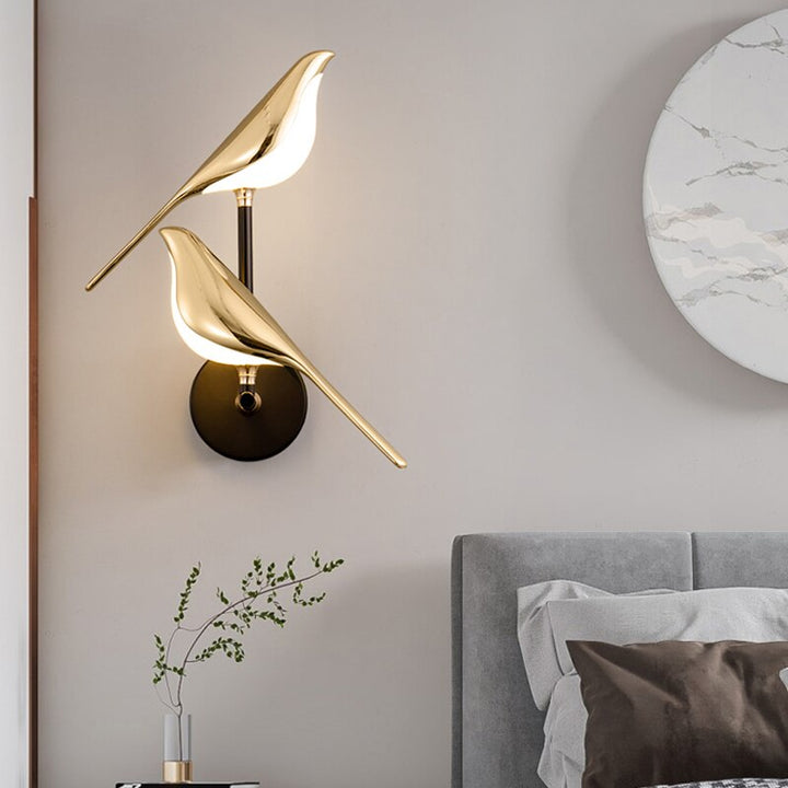 LED-Wandlampe in Vogelform, modern und goldfarben, perfekt für Wohnzimmer oder Flur Ambiente.