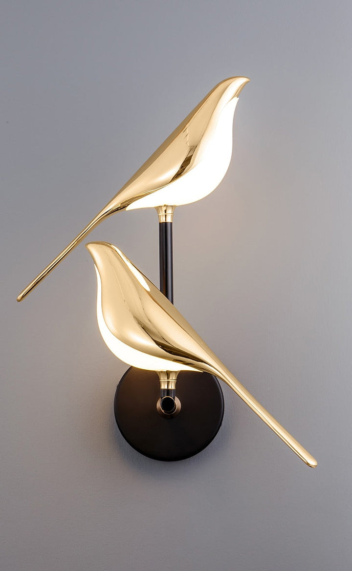 Elegante Vogel-Designlampe als moderne goldene Wandleuchte, schafft wohnliche Innenbeleuchtung.