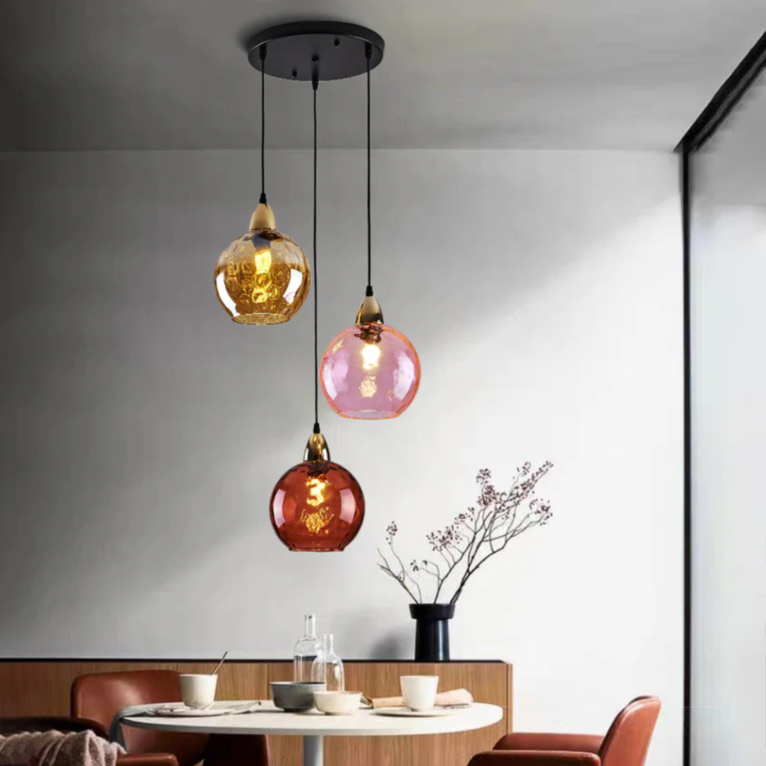 LED Cluster Pendelleuchte mit 3 Flammen. Moderne Innenbeleuchtung, höhenverstellbar für flexibles Design.