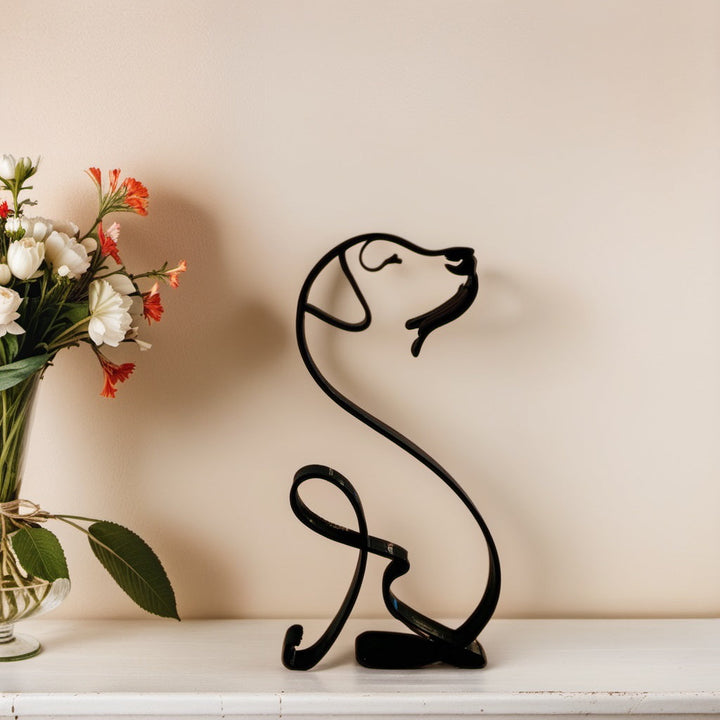 Abstrakte Hundefigur aus Metall, glänzend, ein Statement für Kunstliebhaber.
