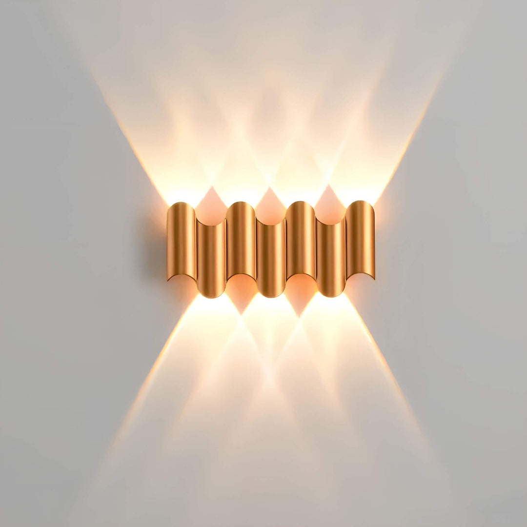 Minimalistische Aluminium LED Außenleuchte, schafft stimmungsvolles Licht an der Hausfassade.