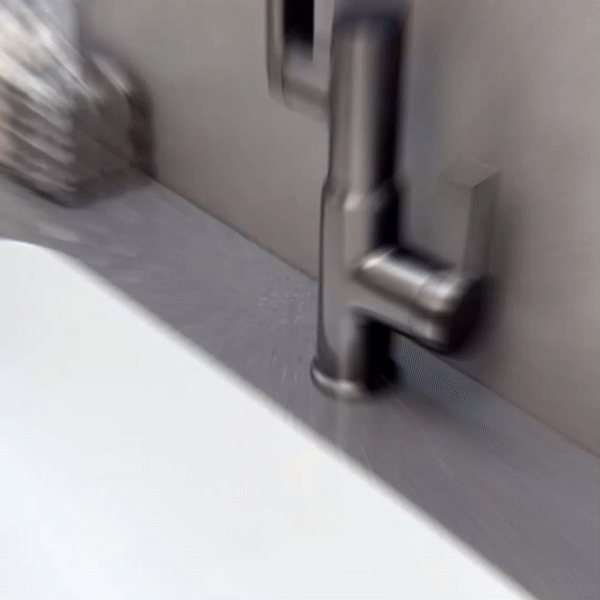 Stilvoller AQUATWIST Wasserhahn für die Küche, 360° drehbar und spritzfrei, ideal für jede Renovierung.