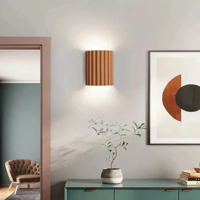 Stilvolle Wohnzimmerlampe ArtisticWave. Moderne Wandbeleuchtung mit Wellen Design schafft indirektes Licht.