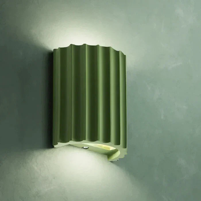 Detailansicht der ArtisticWave Wandlampe: Modernes Wellen Design für dekorative LED Innenbeleuchtung.