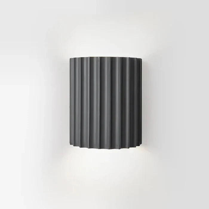 ArtisticWave Wandlampe: Moderne Designbeleuchtung im Wellen Design, integriert in stilvolle Inneneinrichtung.