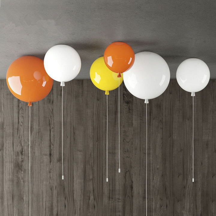 Kompakte LED-Deckenleuchte AuraLite im Ballon-Design, warmweiß, für moderne Wohnräume.
