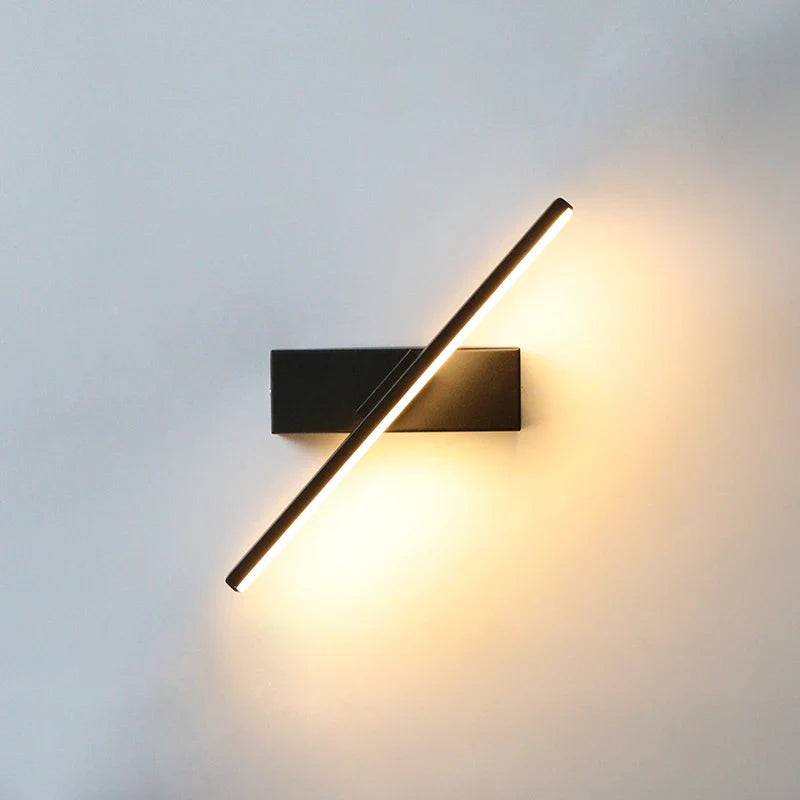 Flexible AuroLite LED-Wandleuchte mit schwenkbarem Kopf, ideal für gezielte Beleuchtung in Innenräumen.