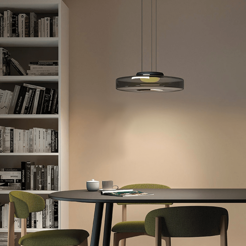 AuroraSphere: Eine moderne Hängeleuchte, die den Bauhaus-Stil mit klarem Glas zelebriert.
