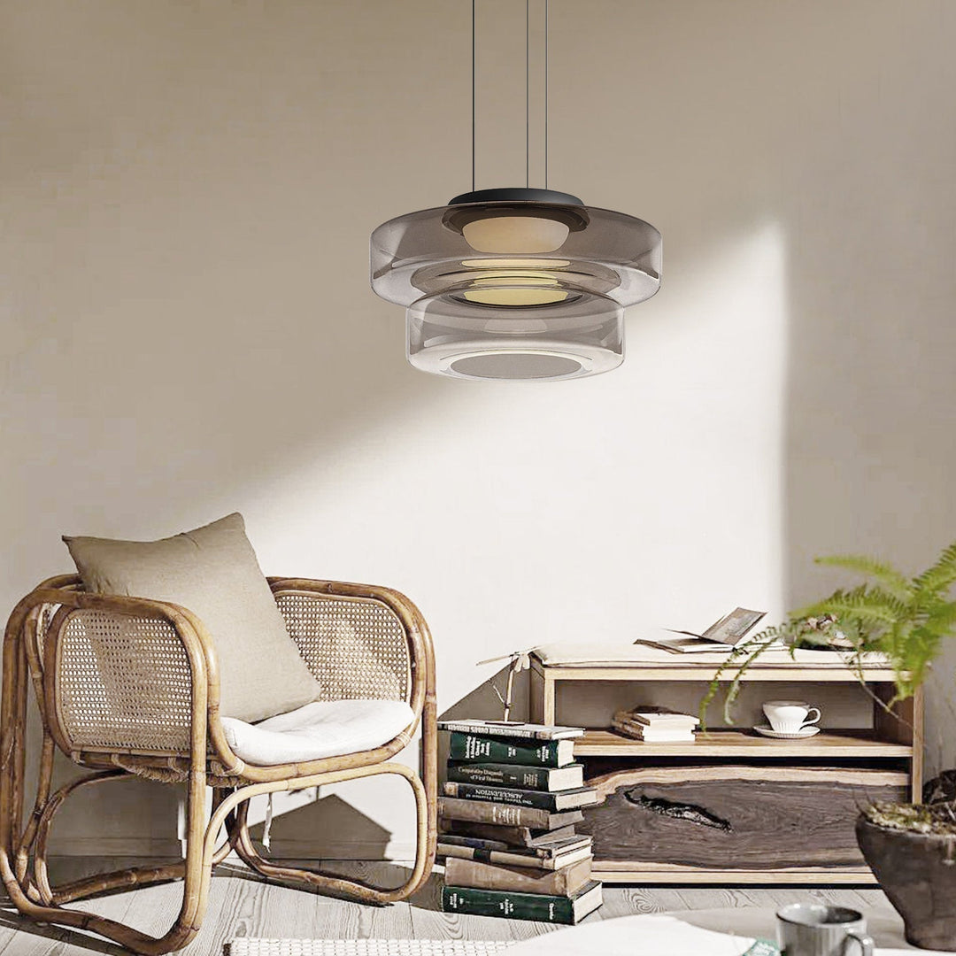 AuroraSphere Designleuchte für den Flur. Moderne Glas-Pendelleuchte im ikonischen Bauhaus-Stil.
