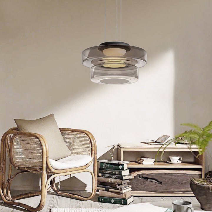 AuroraSphere Designleuchte für den Flur. Moderne Glas-Pendelleuchte im ikonischen Bauhaus-Stil.