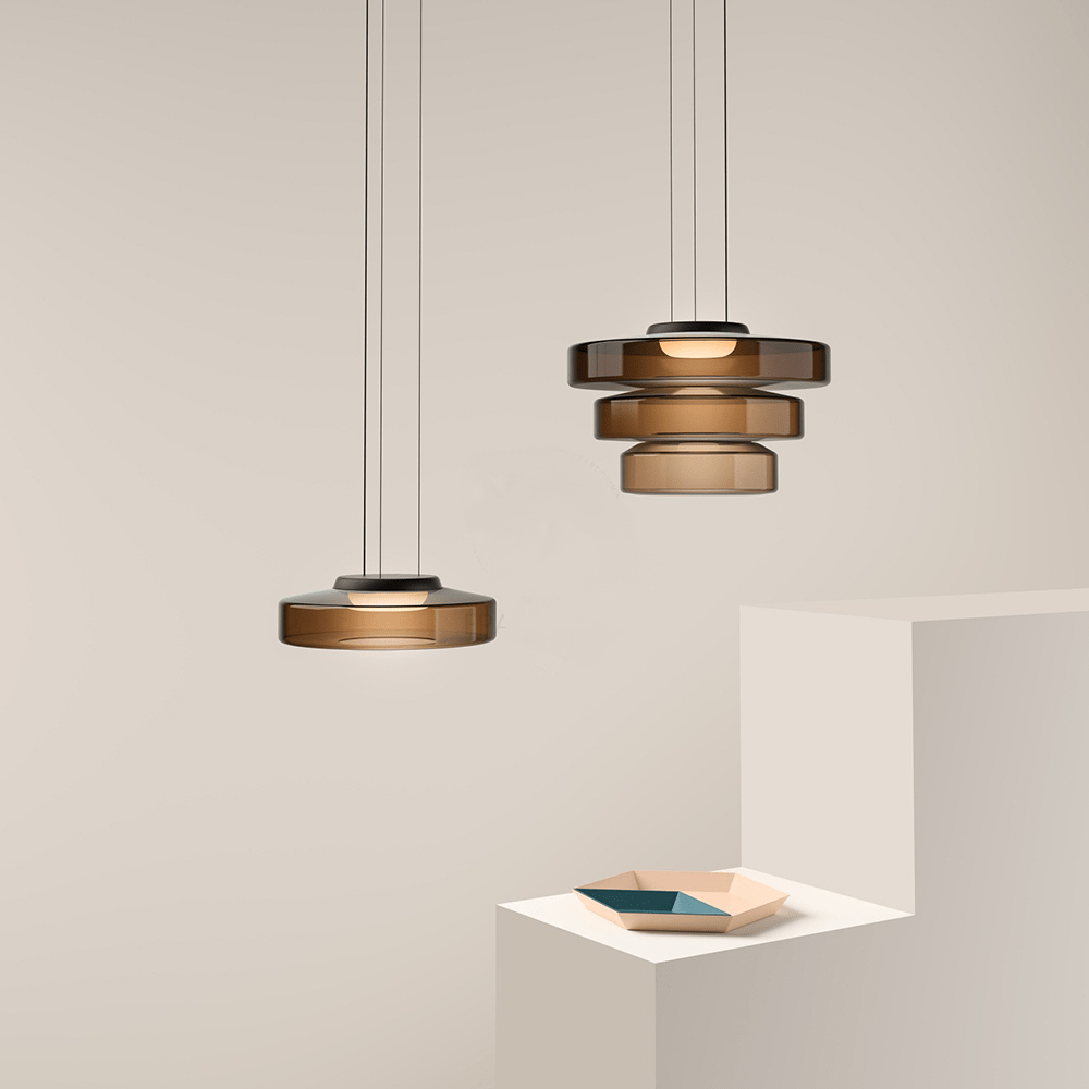 Moderne LED-Hängeleuchte AuroraSphere. Transparente Glaslampe im schlichten Bauhaus-Design.